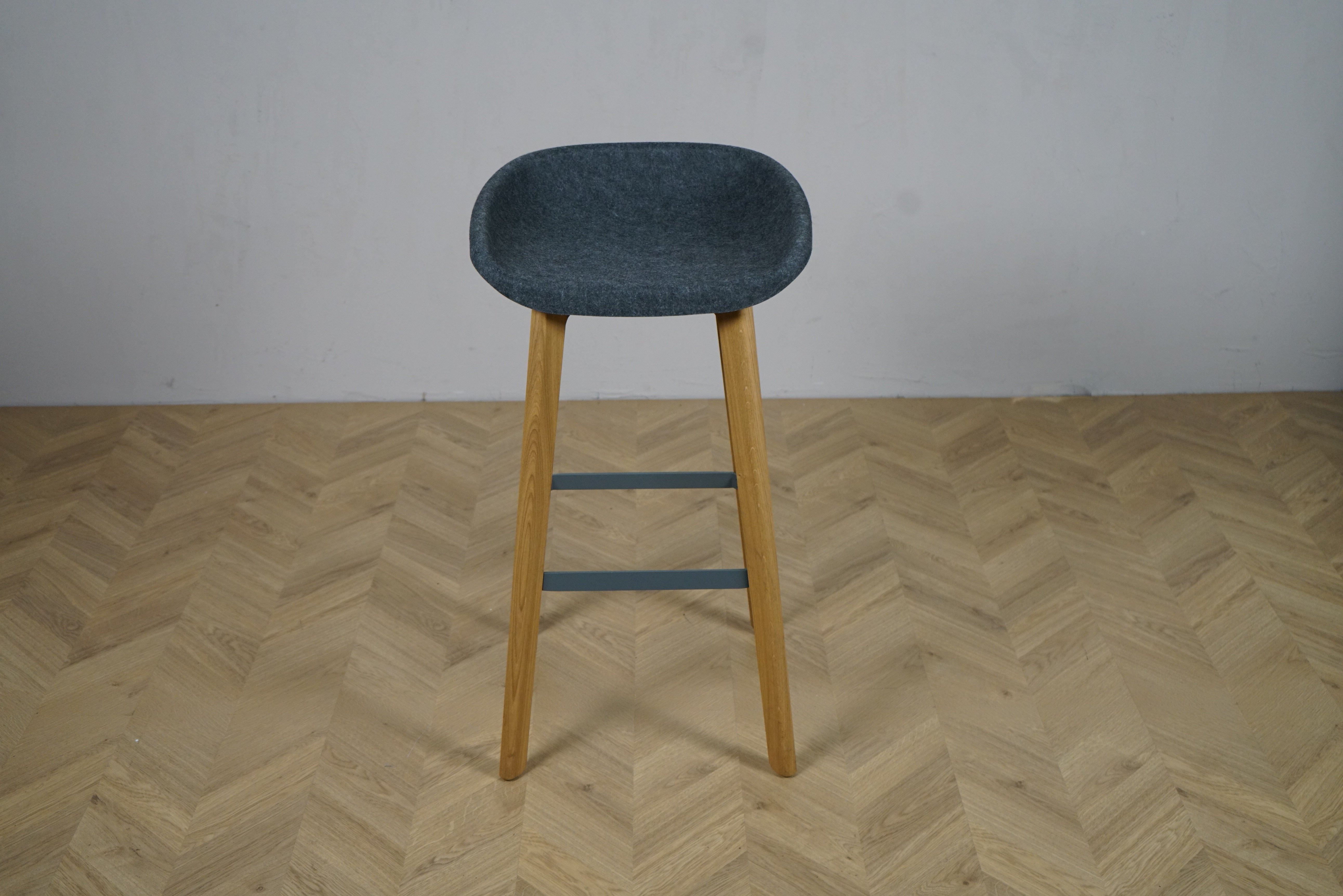 Barstol højstol med gråt sæde og ben i egetræ – frontvisning, siddehøjde 74 cm